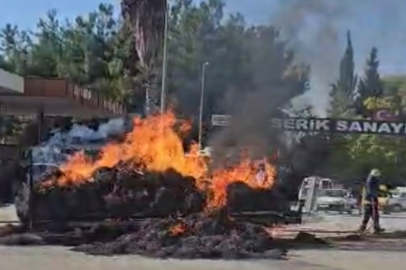 Seyir Halindeki Traktörde Bulunan Saman Balyaları Yanarak Küle Döndü