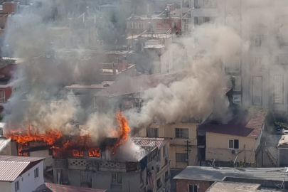 3 Katlı Ev Yanarak Küle Döndü