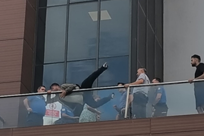 Korkuluklardan sarkan adam eşi affedince aşağı inmeyi kabul etti!