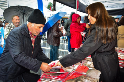 Bursa Sokakları Kırmızı Beyaz'a Büründü!