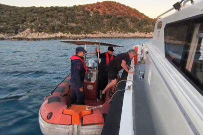 Antalya'da kayalıklarda mahsur kalan Alman turisti Sahil Güvenlik ekipleri kurtardı