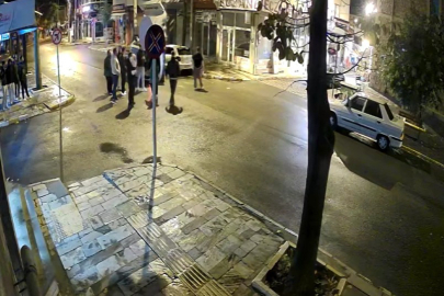 Devrilen araçtaki 8 aylık bebek camdan, baba ise aracın bagajından çıkartılarak kurtarıldı