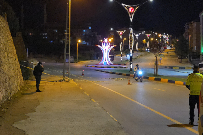 Motosiklet kaldırıma çarptı: 1 ölü, 1 yaralı