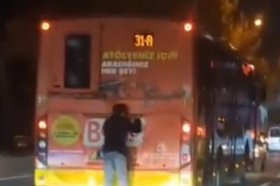 Otobüse patenle takılan gencin tehlikeli yolcuğu kamerada