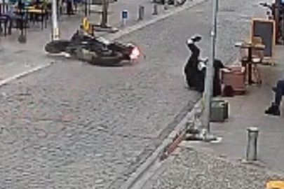 Genç sürücü, hızla girdiği ara sokakta yere düşerek kafasını betona vurdu, çarptığı kedi telef oldu