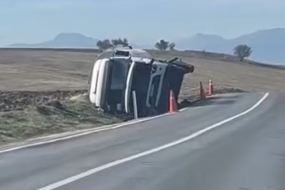 Yem kamyonu, kontrolden çıkarak boş tarlaya devrildi