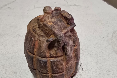 Çocuk, Ailesine Ait Tarlada Pimi Üzerinde Eski Bir El Bombası Buldu