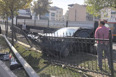 Makas atmaya kalkan otomobil, aydınlatma direğine, ağaca ve tıra çarparak durabildi