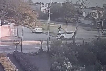 Yolun karşısına geçmek isteyen gence otomobil çarptı