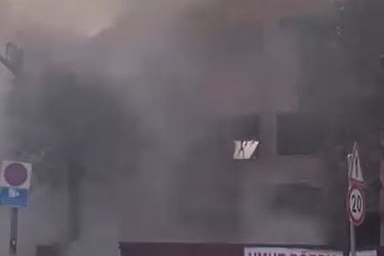 Kentsel dönüşüm çerçevesinde yıkımı süren binanın bir kısmı aniden çöktü