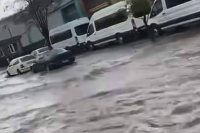 Yollar göle döndü, bazı araçlar yarıya kadar suya gömüldü