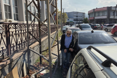 Kaldırımdaki elektrik direği yaylara engel oluyor