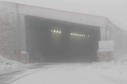 3 Bin Rakımlı Karabet Geçidi'ne Mevsimin İlk Karı Yağdı