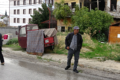 Çöp kokusundan rahatsız olan mahalleli yetkilerin duyarsızlığından şikayetçi