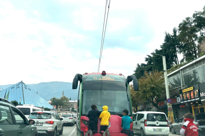 Dört çocuk, seyir halindeki tramvayın arkasına tutunarak tehlikeli bir yolculuğa çıktı