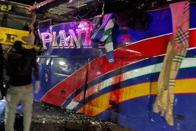 Korkunç Kaza!  İki Otobüs Kafa Kafaya Çarpıştı : 63 Ölü