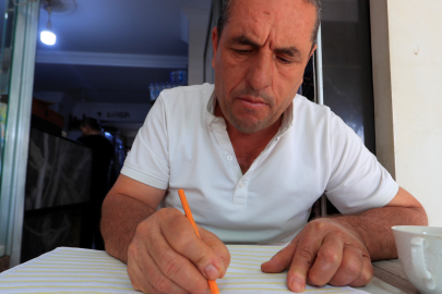 İmkansızlıklar nedeniyle okula hiç gidemeyen Fuat Aydın, otomobil aldıktan sonra eline de defter ve kalemi aldı