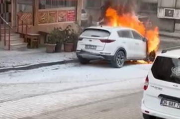 Park Halindeki Araç Alev Alev Yandı