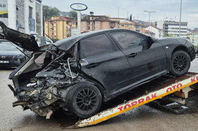 Kontrolden çıkan otomobil önce araca sonra hemşirelik bölümü öğrencisine çarptı