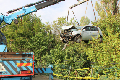 Otomobil, Bariyerlere Çarpıp Bahçeye Uçtu: 4 Yaralı