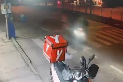 Kırmızı ışıkta geçen yaşlı adama motosikletli kurye çarptı