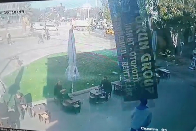 Bursa'da şiddetli lodos tabelayı uçurdu: Kafedeki 2 kişi tabelanın altında kalmaktan son anda kurtuldu