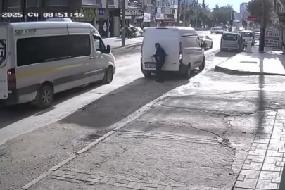 Geri manevra yaparken yayayı böyle yere serdi: Görünmez kaza kamerada