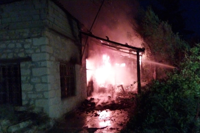 Müstakil ev alev alev yandı