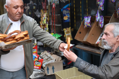Diyarbakır'da simit satarak ailesini geçindiren Abdulvahap Demircan, 15 yıl boyunca KPSS'ye çalıştı