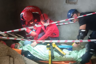 Depremde 5 evin yıkıldığı, 3 enkaz altında yaralılar gerçeği aratmayan tatbikatla çıkarıldı