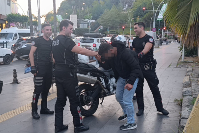 Dolmuş durağında baygın halde yatan şahıs, polis ekiplerinin çabasıyla uyandırıldı