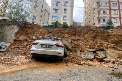 Gece saatlerinde etkili olan yağışın ardından bir binanın istinat duvarı çöktü