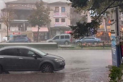 Bursa'da Sağanak Yağış Etkisini Gösterdi