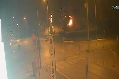 Süratle kavşağa giren otomobil, adeta uçtu