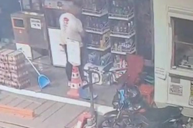 Önce madeni yağı çaldılar, sonra görevliyle sohbet edip ayrıldılar