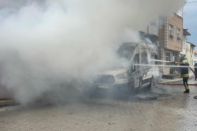 Park Halindeki Minibüs Alev Alev Yandı