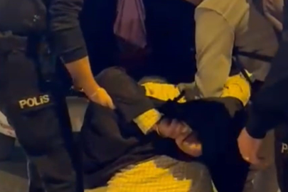 Kendisine müdahale etmek isteyen polislere saldırdı: O anlar kamerada