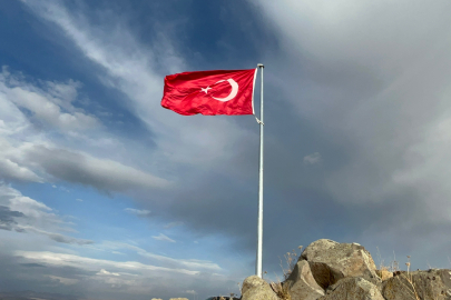 Karslı köylüler Ermenistan sınırında bulunan 2 bin 500 rakımlı Karakuzu Dağı'na Türk bayrağı dikti