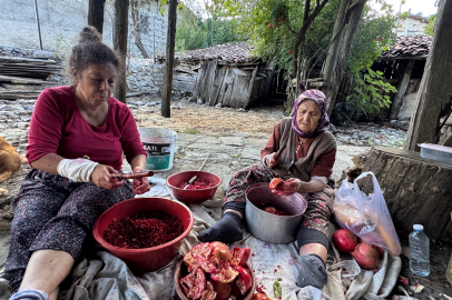 Antalyalı kadınların nar ekşisi mesaisi
