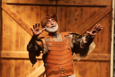 Görkemli açılış töreninde kültür merkezinin önüne kurulan dev plato ile Bursa'nın fetih günleri canlandırıldı