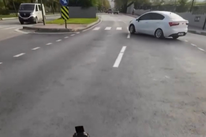 Kırmızı ışıkta geçen otomobil sürücüsü tehlike saçtı, motosiklet sürücüsü aynayı parçaladı