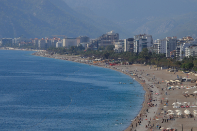 Hava sıcaklığı 26 dereceye çıktı, Konyaaltı sahili doldu