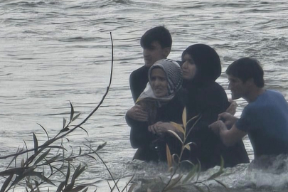 Baraj kapakları açılınca nehir ortasında kalan aile, ekipler tarafından kurtarıldı