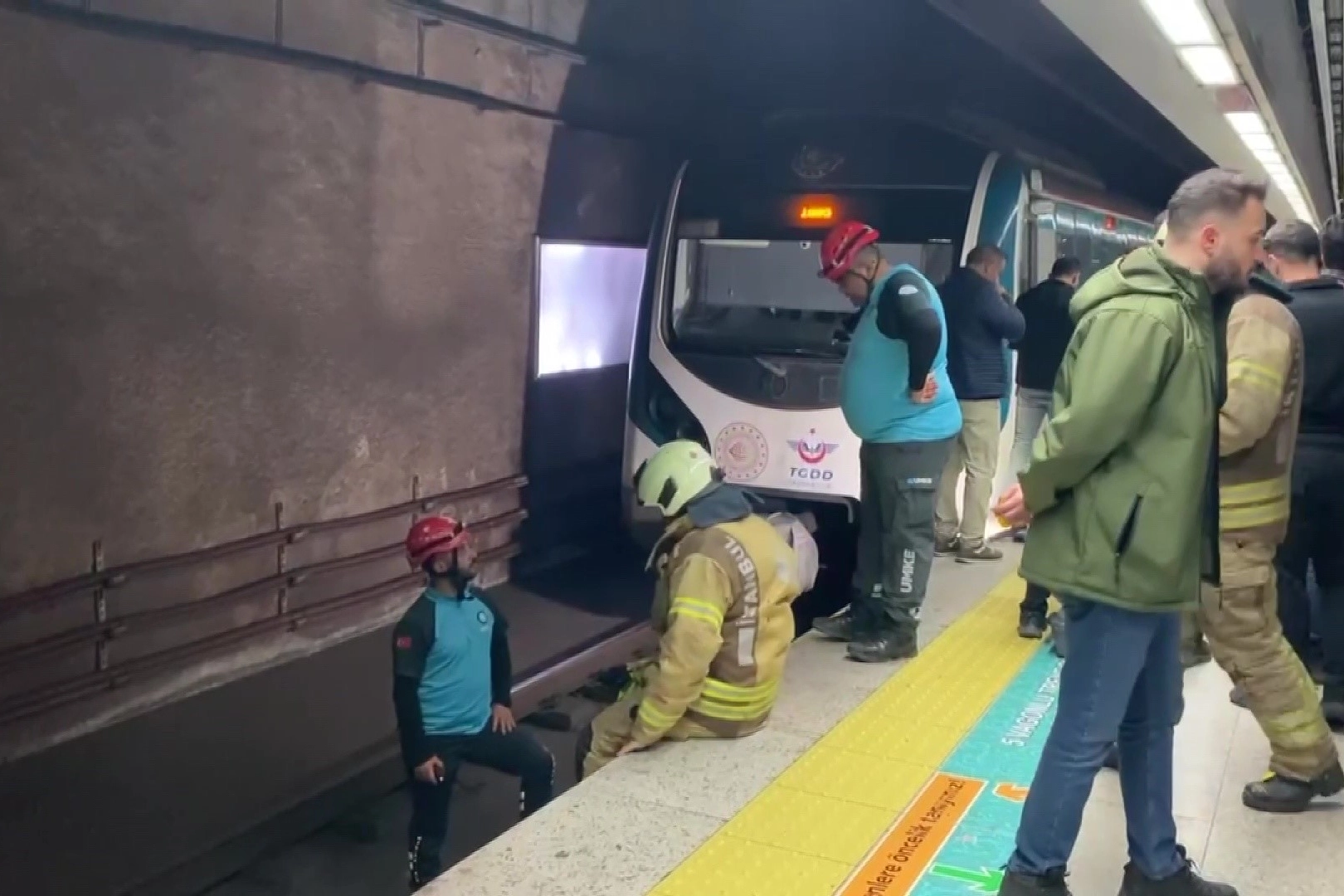 Üsküdar Marmaray İstasyonu'nda raylara atlayan kadın hayatını kaybetti