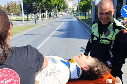 Anne ve kız kaza yaptı, trafik polisi başlarından bir an olsun ayrılmadı