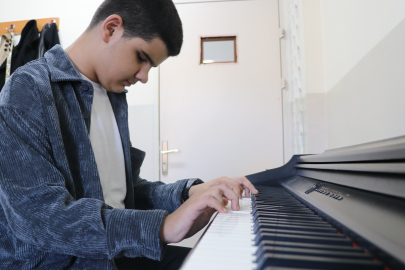 Görme engeline rağmen piyano çalıyor, şarkı söylüyor ve seslendirme yapıyor, azmi ilham kaynağı oluyor