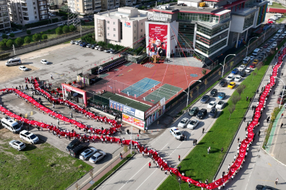 Bursa'da öğrencilerden 500 metre uzunluğunda Türk Bayraklı Cumhuriyet korteji