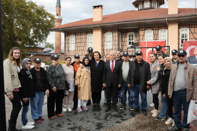 Bursa’da Cumhuriyet Coşkusu Teknolojiyle Buluştu: Bozbey, “Atatürk’le Aynı Karede Olmanın Gururunu Yaşadım”