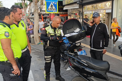 Ehliyeti bulunmayan sürücünün kullandığı motosikletin plakasının katlanır plaka olduğu tespit edildi