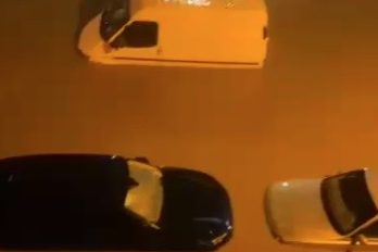 İzmir'de çok sayıda araç ve iş yeri sular altında kaldı